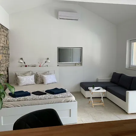 Apartment Maslina Policnik
