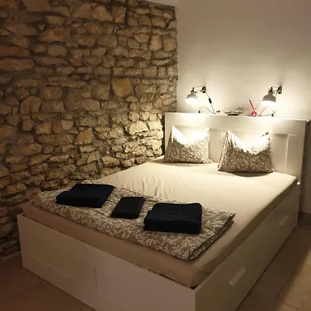 Apartment Maslina Policnik